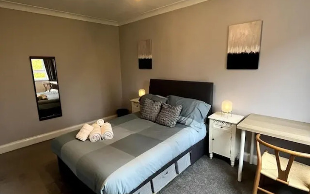 2 Bed Flat - 9-12 Mins to Central London Sleeps 4