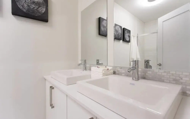 Perfect 2 Bdr, 2 Bath Landing for the Family