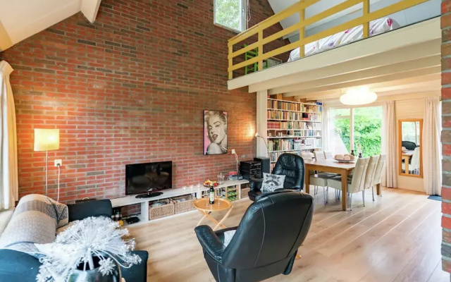 Cozy Holiday Home with Hot Tub in Lauwersoog by Lake