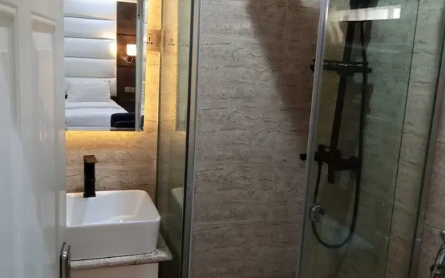 Ten15 Hotel & Suites