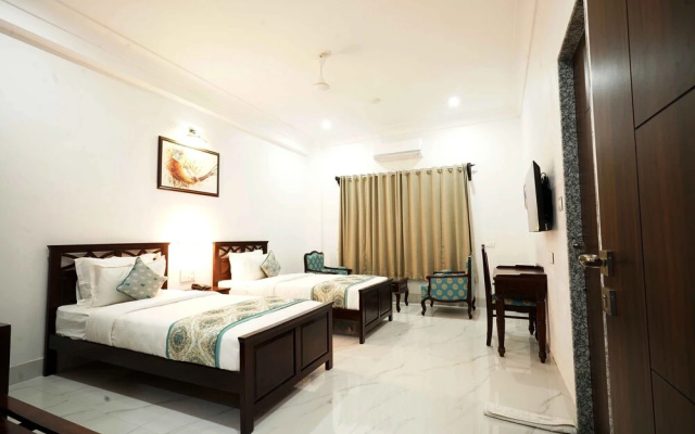 Revaas Hotel