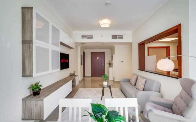 Spacious & Bright Apt In Marina, Sleep 6! 2