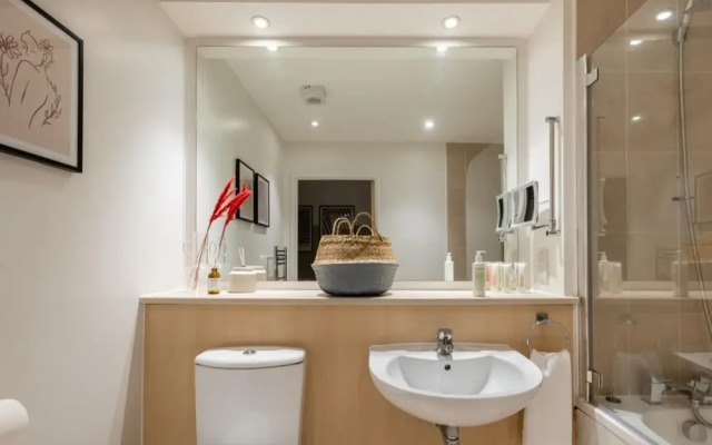 The Bow Mews - Modern Bright 2bdr Apartment With Patio