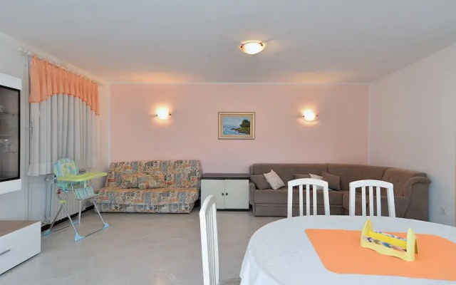 Apartment 827