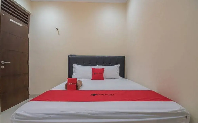 RedDoorz near Jalan Kusumanegara