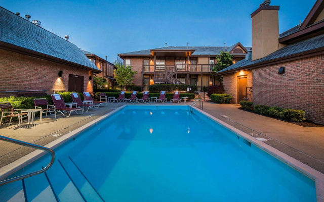 Cloverleaf Suites