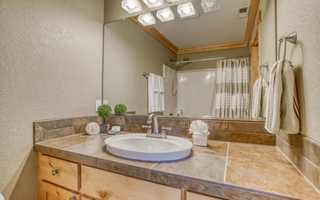 Gorgeous Kitchen and Fenced Backyard - Stunning Coastal Haven