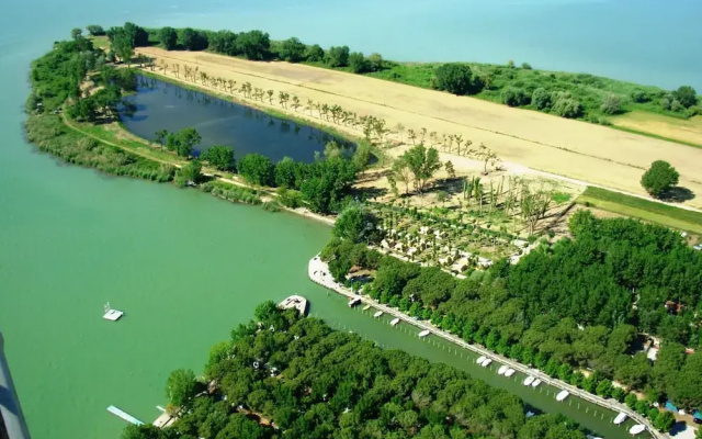 Well-kept Chalet With Covered Veranda on Lake Trasimeno