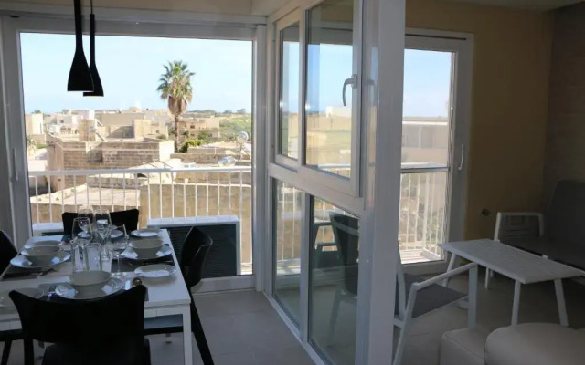 Wileg 4A Luxury Studio Apartment with Shared Swimming Pool.