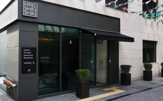 Отель Floral Hotel ShinShin Seoul Myeongdong Южная Корея, Сеул - 1 отзыв об отеле, цены и фото номеров - забронировать отель Floral Hotel ShinShin Seoul Myeongdong онлайн вид на фасад