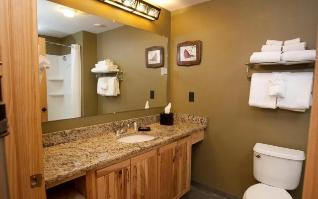 Hope Lake Lodge & Indoor Waterpark