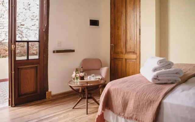 La Noire Petit Hotel