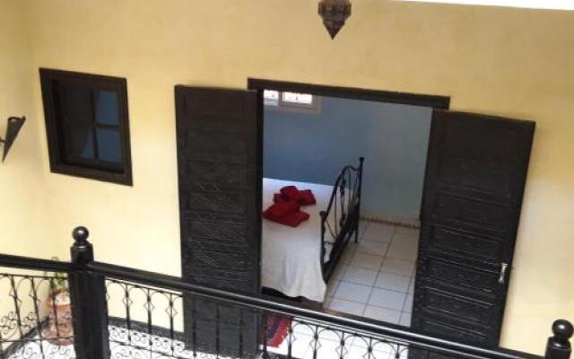 Отель Riad Les Portes De La Medina вид на фасад