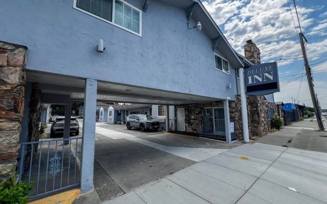 Deluxe Inn