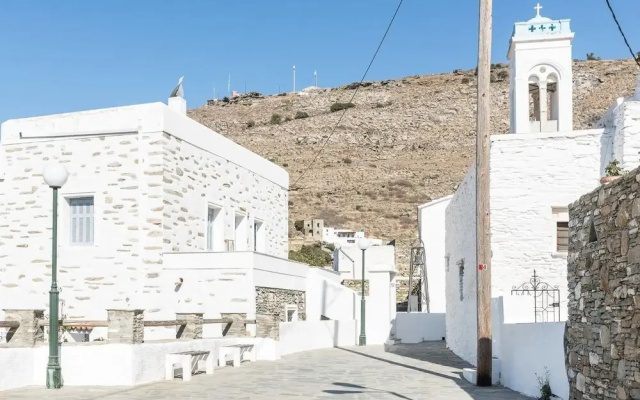 "Aura" apt in Stone Tower 1690 • Andros