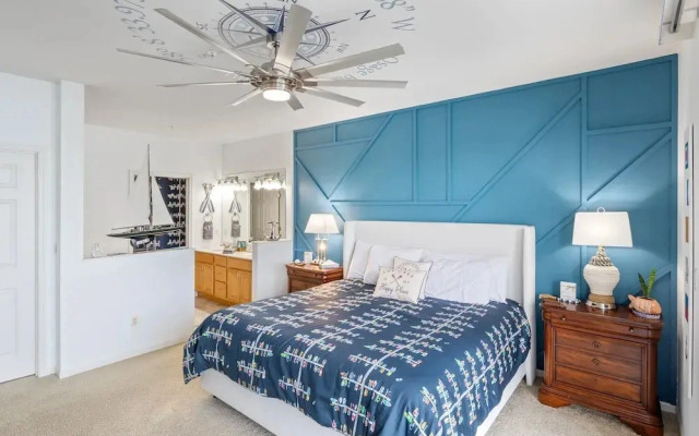 Nautical-inspired Lakefront Unit w/ Awesome Views