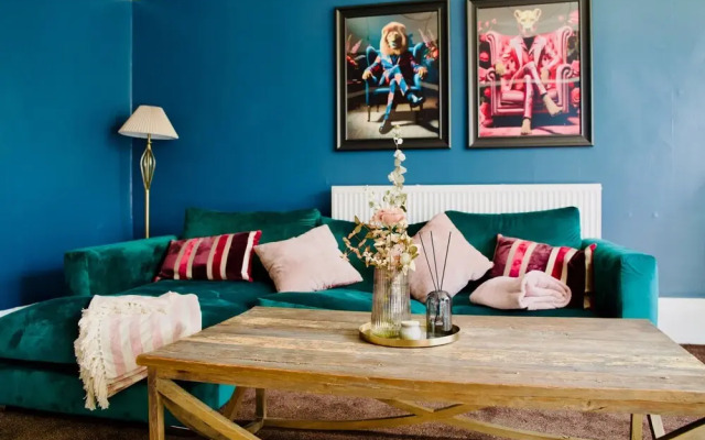 Boutique Apartment - Sleeps 6 & Free Parking