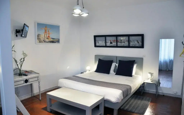 La Grussan-Hôtes Bed & Breakfast