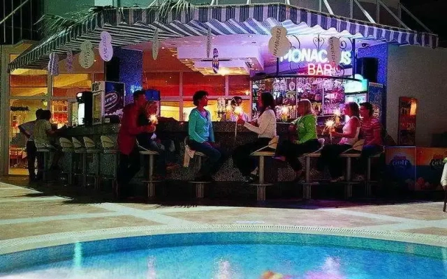 Mesut Hotel Family