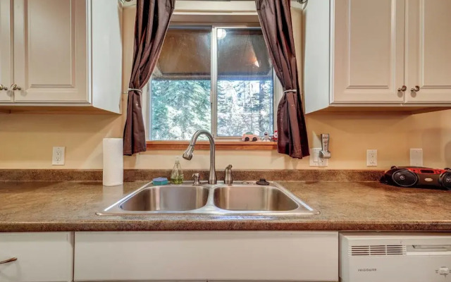 Near Slopes, Donner Lake & Trails! Woodsy Retreat