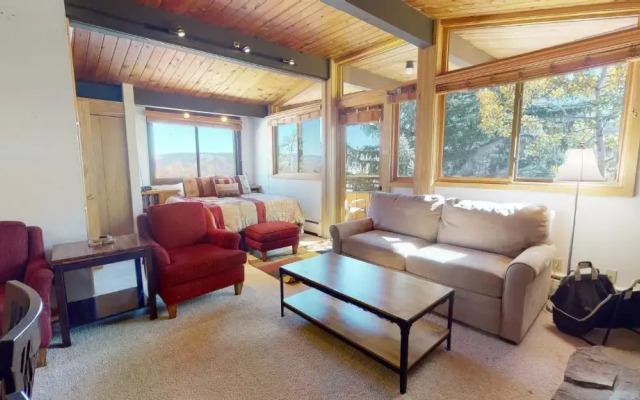 Laurelwood Condominiums Studio Premier Unit 311