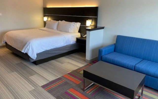 Holiday Inn Express & Suites Warrensburg North by IHG