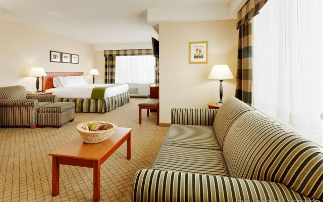 Holiday Inn Express & Suites Riverhead - Long Island by IHG