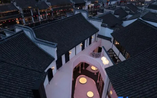 Floral Lux Hotel·Yafei Hotel (Nanxun Ancient Town Baijianlou)