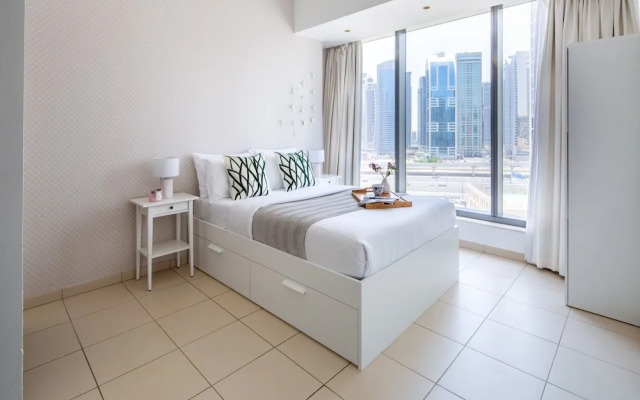 Artistically Decorated 1BR Apartment In Marina