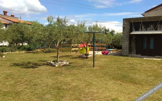 House With 2 Bedrooms in Krnica, With Enclosed Garden and Wifi Near the Beach