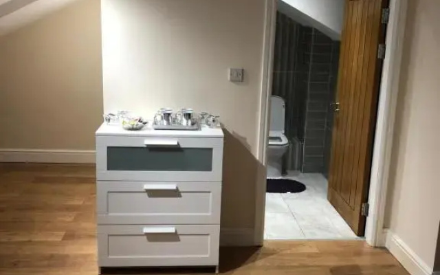 BIG ROOM rusholme WITH TV AND PRIVATE BATHROOM-parking&wifi