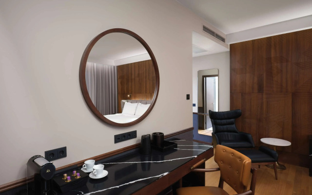 Отель Iceland Parliament, Curio Collection By Hilton
