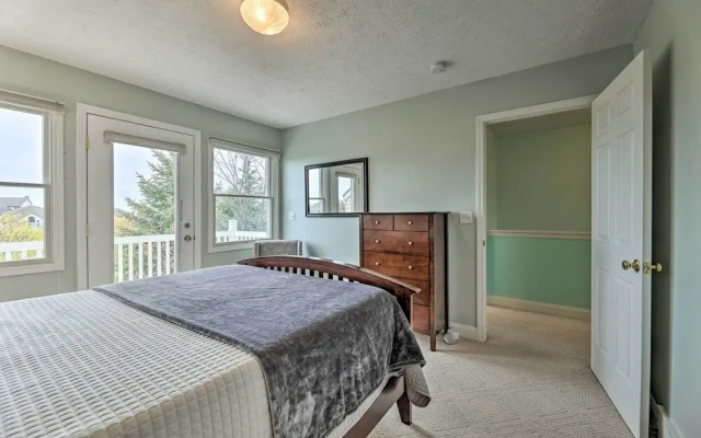 Bright Manistee Condo w/ Beach + Pool Access!