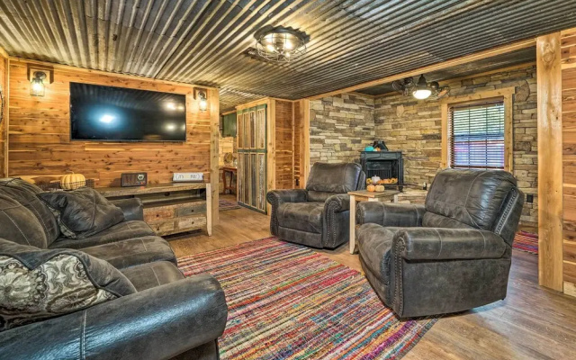 Private Hot Tub & Deck! Cabin Near Broken Bow Lake