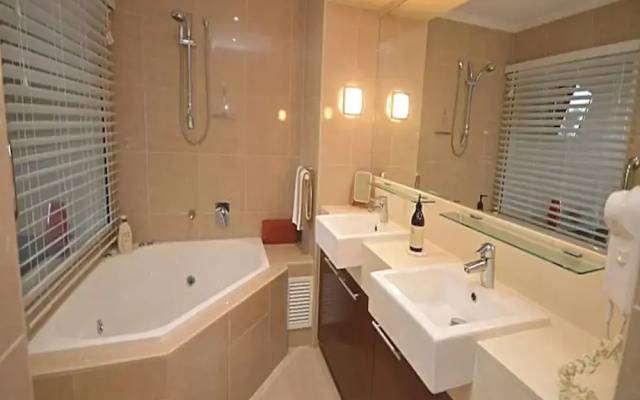 1 BDR/Apt/Foxtel/WiFi/Pool/parking/Spa/Urangan