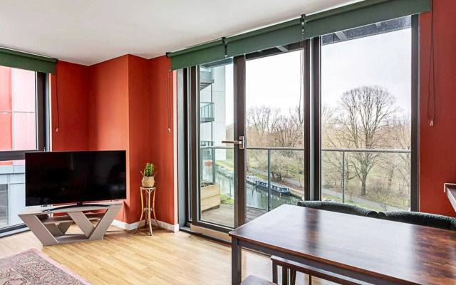 NEH - Vibrant and Modern Apartment With Canal View