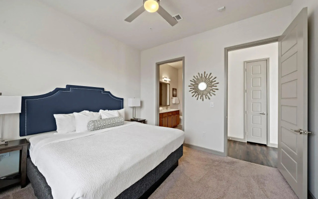 Deep Cleaned Modern 2BR Apt Downtown Location