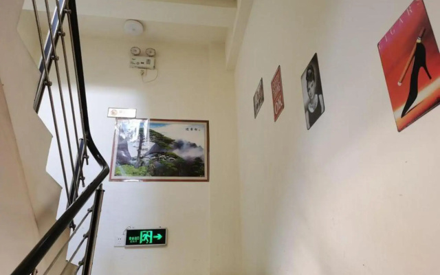Yiliang Yuwang Theme Hotel