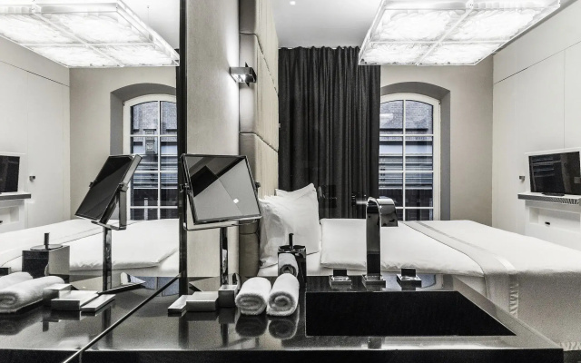 Hotel Blow Up Hall 5050