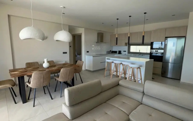 Luxurious Villa Retreat in Lourdata