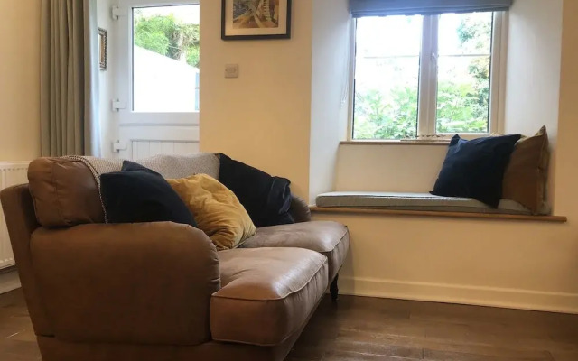 1 Lymbrook Cottages