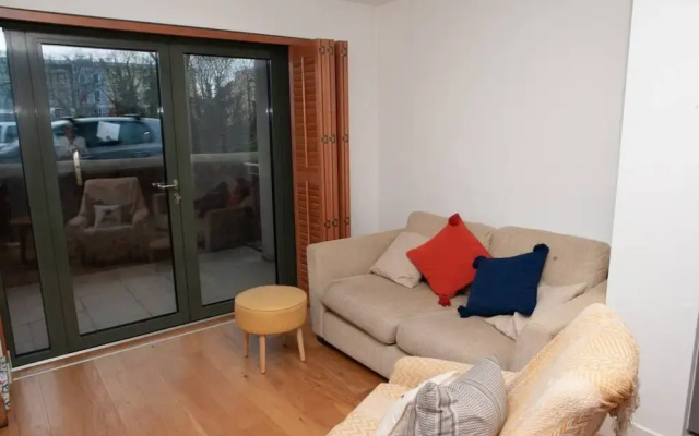Modern 1 Bedroom Whapping Flat