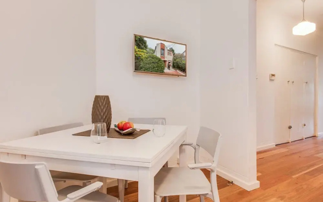 Art Deco 2-bed Close to City and Harbour
