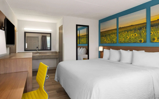 Days Inn & Suites by Wyndham Indianapolis Airport East