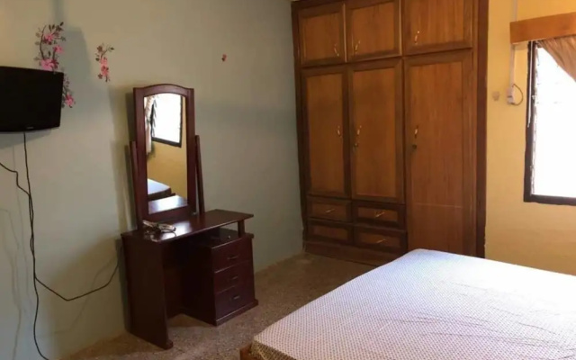 3 Bed House Sleeps 6 - Parking, Wifi, Generator