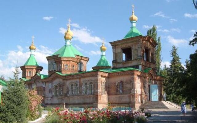 Отель Guest house Krasnii Zvetok Кыргызстан, Каракол - отзывы, цены и фото номеров - забронировать отель Guest house Krasnii Zvetok онлайн вид на фасад
