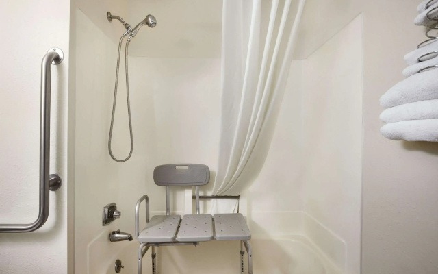 Travelodge by Wyndham La Porte/Michigan City Area