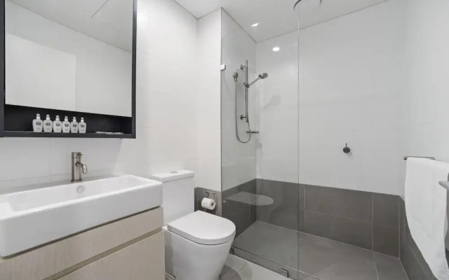 HomeHotel Walking Distance to Train & Westfield