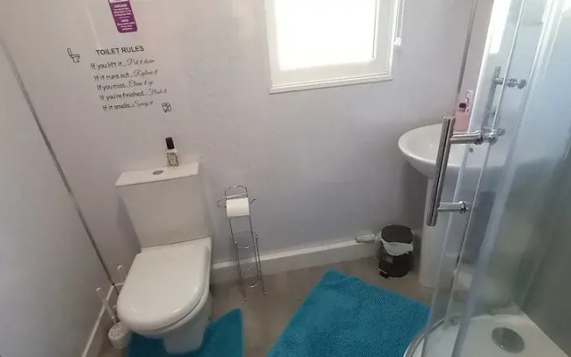 3 Bed Chalet - Sleeps 6 - Parking - Garden - Wifi