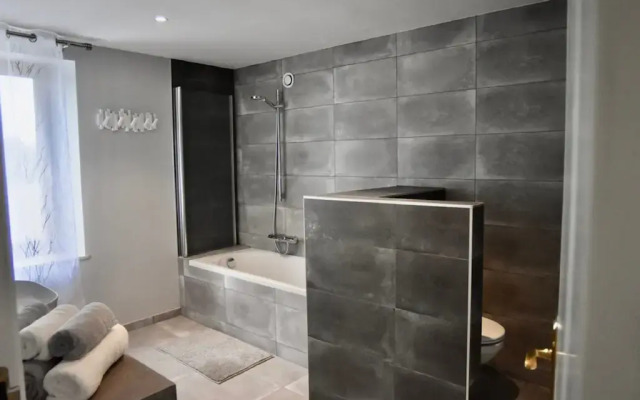 Tranquil Holiday Home in Manhay with Hot Tub near Ski Area